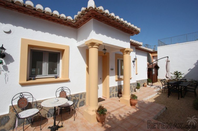 This 3 bedroom 3 bathroom villa close to the town of Orba.. - 3