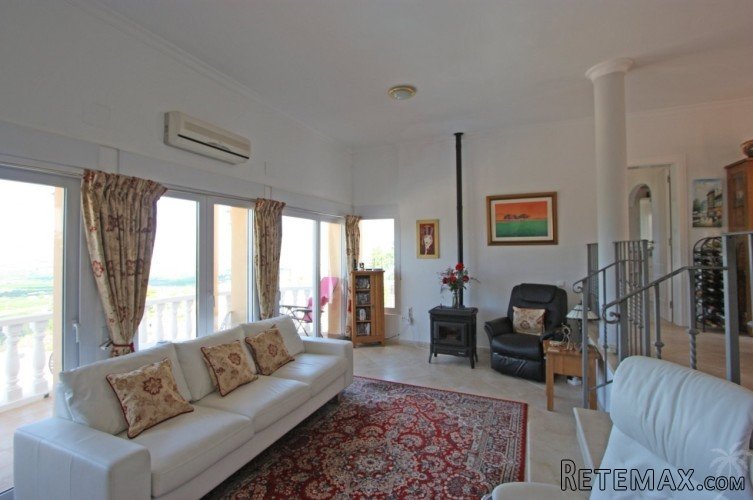 This 3 bedroom 3 bathroom villa close to the town of Orba.. - 4