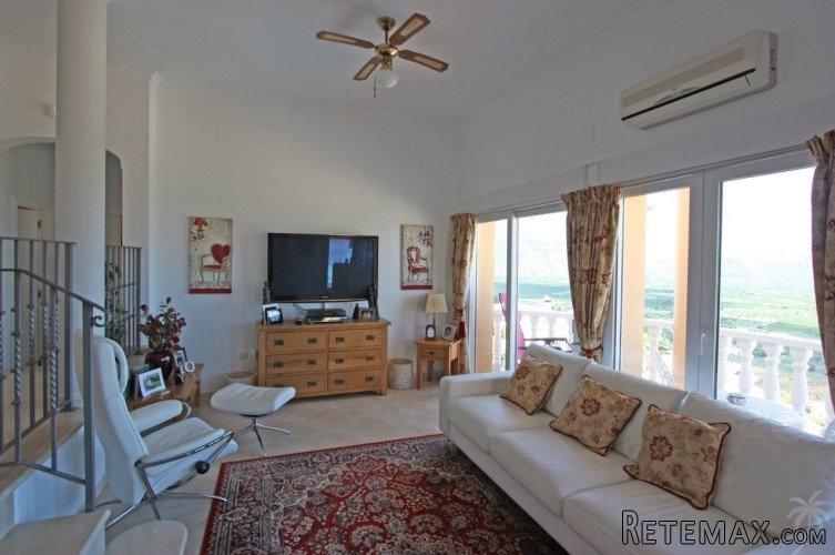 This 3 bedroom 3 bathroom villa close to the town of Orba.. - 5