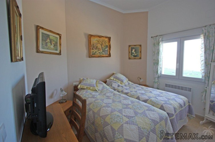 This 3 bedroom 3 bathroom villa close to the town of Orba.. - 8