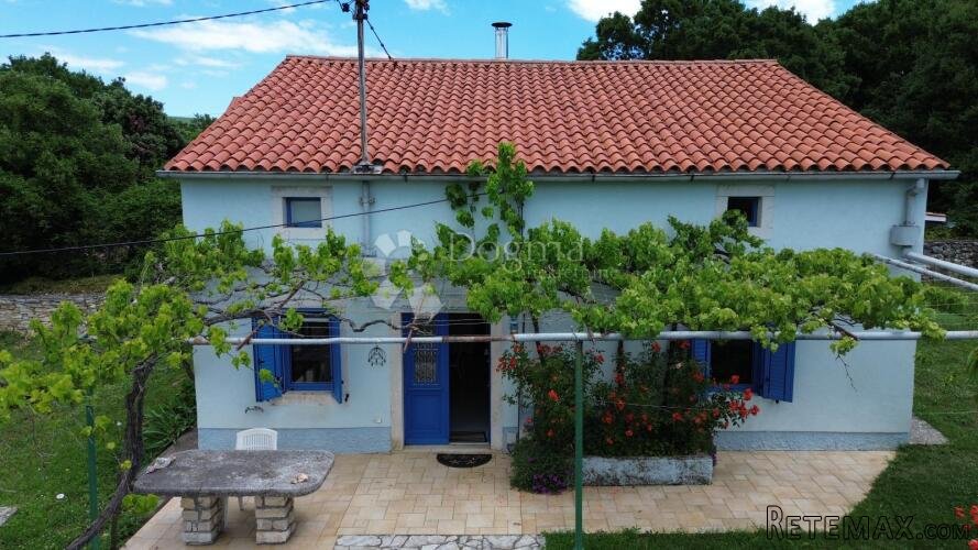 LABIN,okolica,1,5 km od mora,renovirana kuća na velikoj okuć