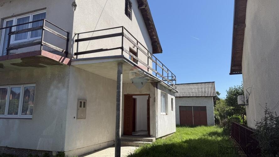 Petrinja, Centar - kuća s dva etažirana stana,6 soba, pomoćn - 2
