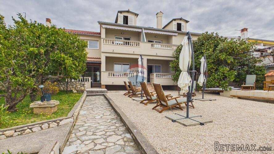 Rab,Barbat- kuća sa 6 apartmana, 1.red do mora - 2