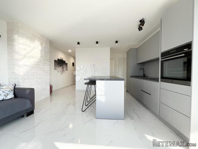 NOVIGRAD, STAN SA 2 TERASE I POGLEDOM 360° - 3