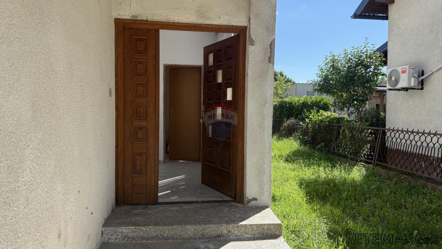 Petrinja, Centar - kuća s dva etažirana stana,6 soba, pomoćn - 3