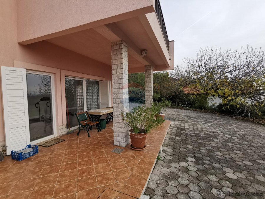 Samostojeća kuća s bazenom unutar prve zone grada - 4