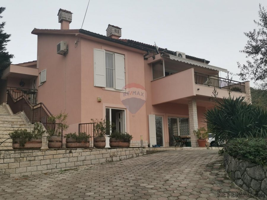 Samostojeća kuća s bazenom unutar prve zone grada - 5