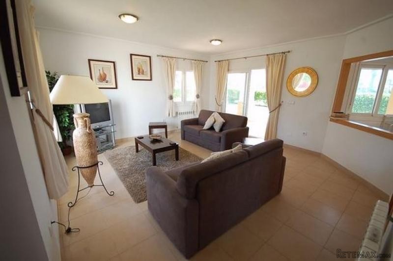 3 bedroom detached house for sale - 2