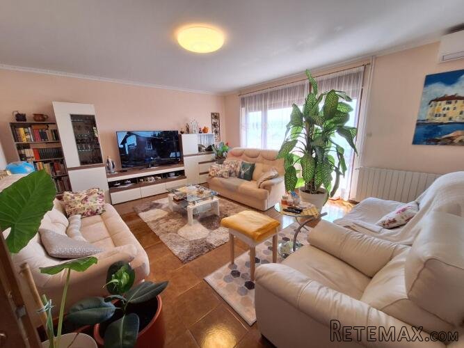 Kastav - kuća s tri stana, 1650 m2 zemljišta