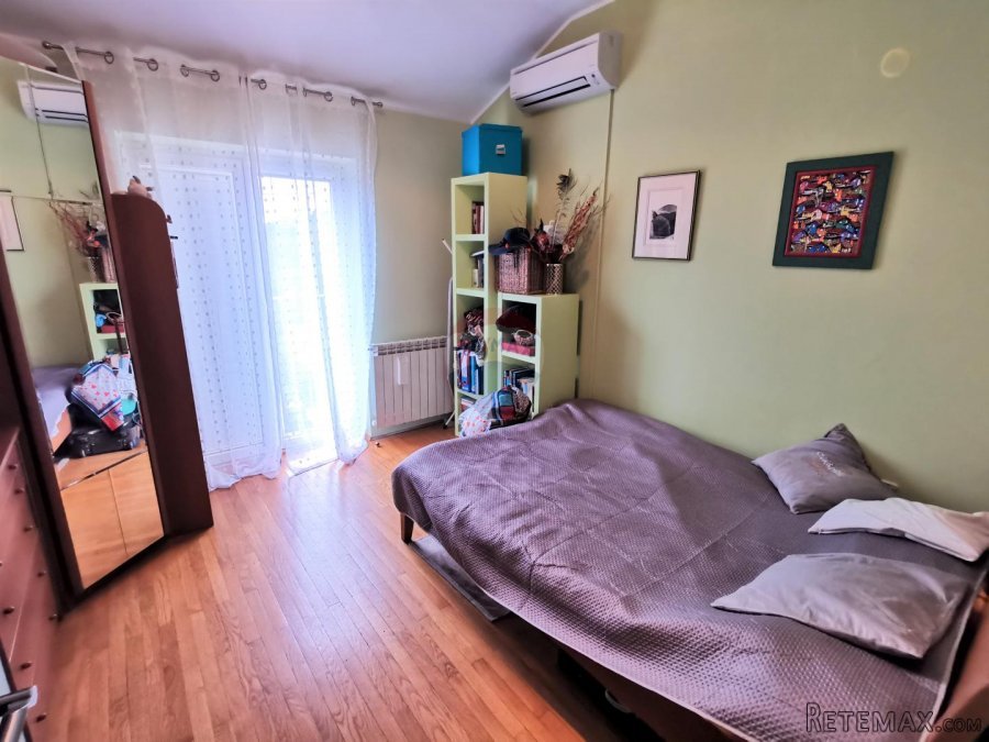 Samostojeća kuća s bazenom unutar prve zone grada - 9