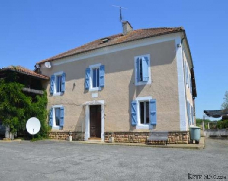 Imposing spacious courtyard farmhouse..