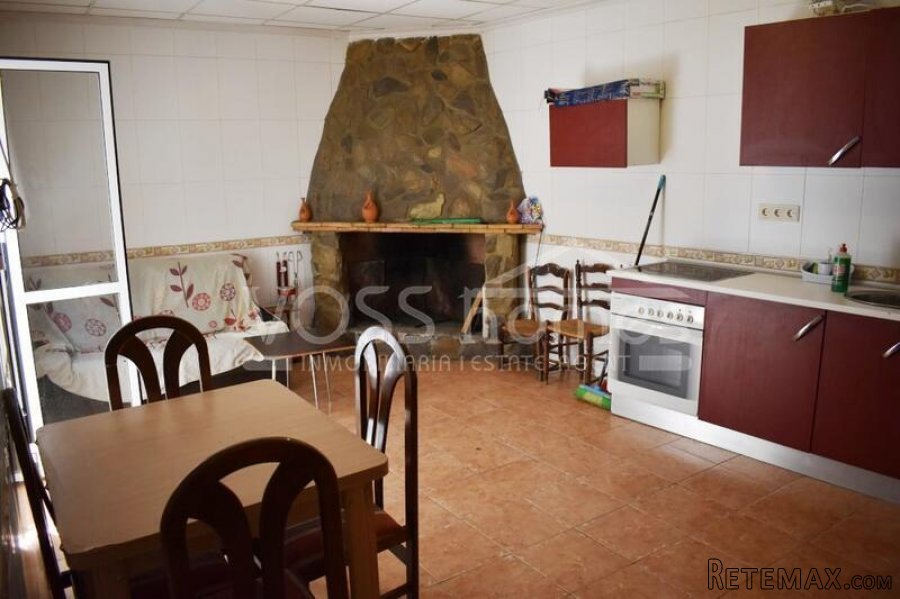 A spacious, 1 storey, 2 bedroom, 1 bath renovated village.. - 11