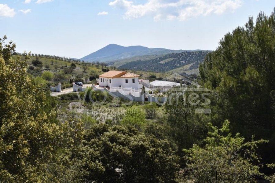 NEW & EXCLUSIVE LISTING TO VOSS HOMES - A truly stunning.. - 2