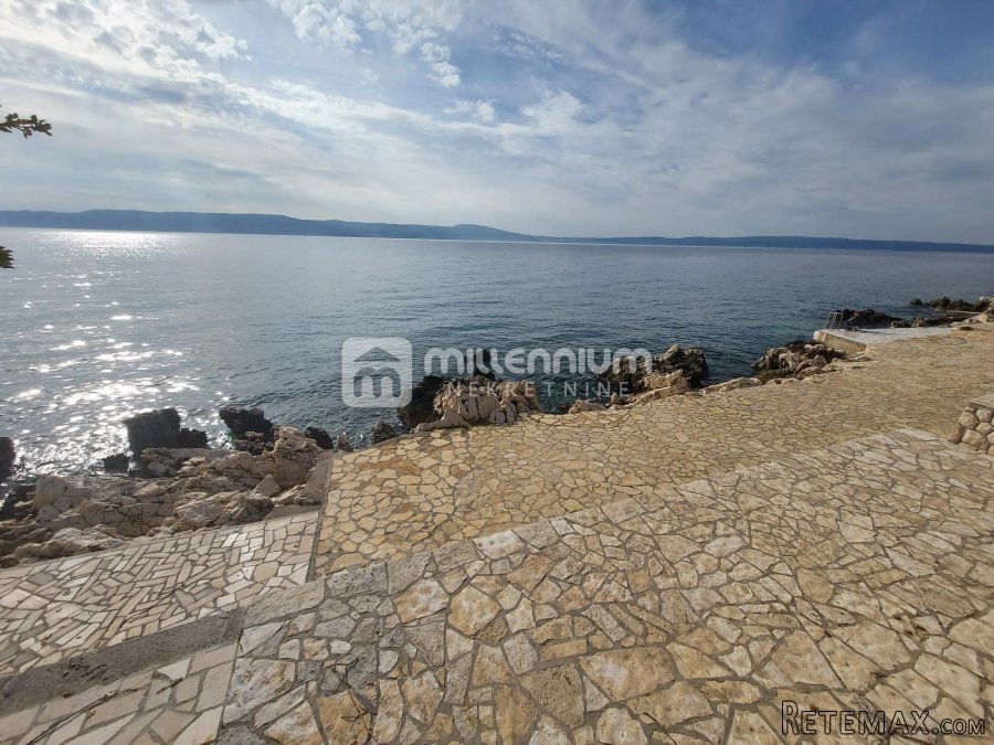 Novi Vinodolski, samostojeća kuća s 4 app, 50m od mora - 2