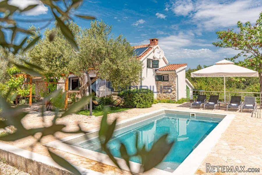 Vodice, kuća u masliniku, 3300 m2 okućnice - 13