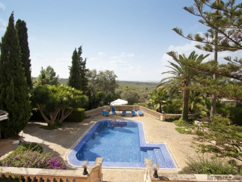 Charming Property With Mature Gardens..