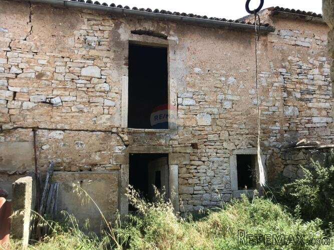 Istra,Vodnjan,stara kuća sa štalom u centru