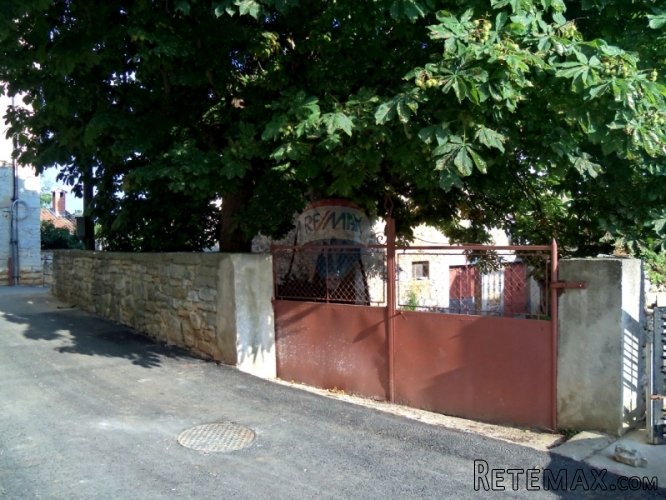 Kamena kuća za adaptaciju blizu Poreča i 300 m2... - 2