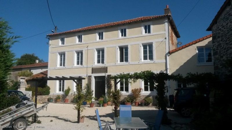 Lovely Master's House Close To Ruffec..