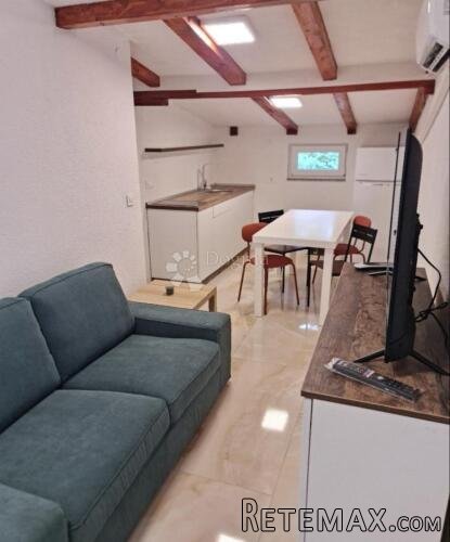Zgrada sa sedam apartmana, prvi red do mora - 2