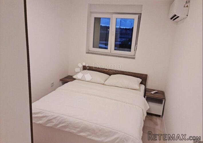 Zgrada sa sedam apartmana, prvi red do mora - 3