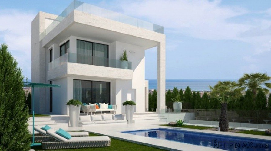 Next to the golf course of Villamartin in walking distance..