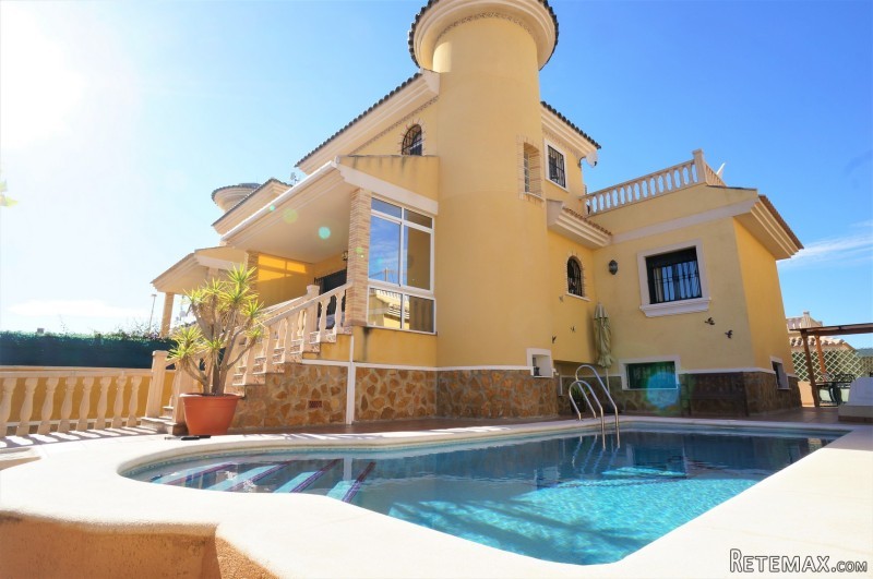 4 Bedrooms - Villa - Alicante - For Sale