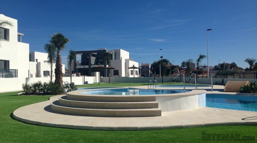 Nice quadstyle property with 3 bedrooms and 3 bathrooms...