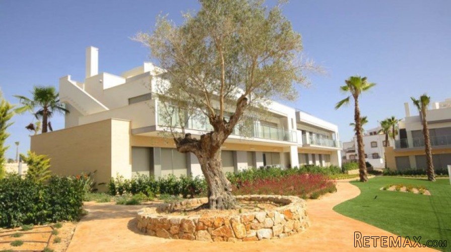 Lovely apartment with garden overlooking the golf course..