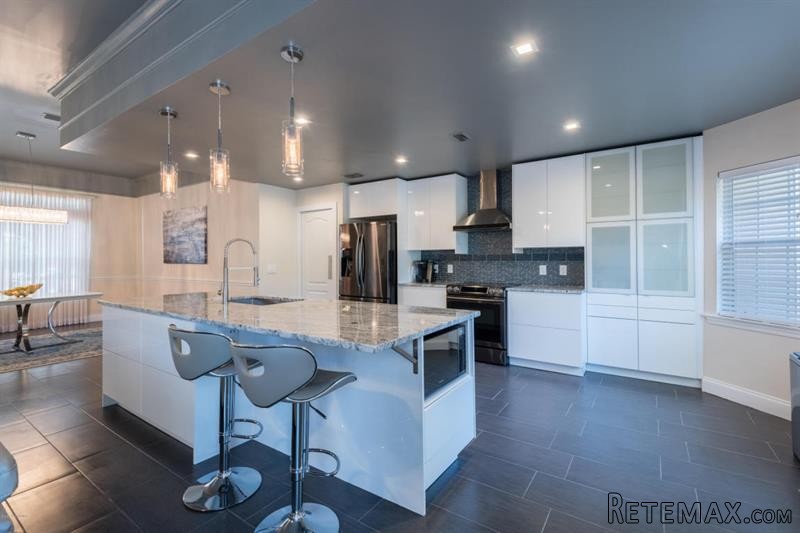 4 bedroom Detached House For Sale: 1185.. - 2
