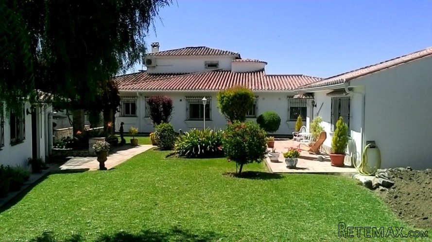 260 square meters, three bedrooms, 3 separate bathrooms...
