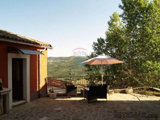 Istra, Motovun - Kuća s dva stana i okućnicom