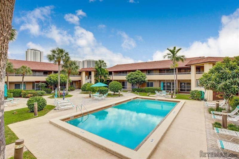 3 bedroom Residence For Sale: Singer..