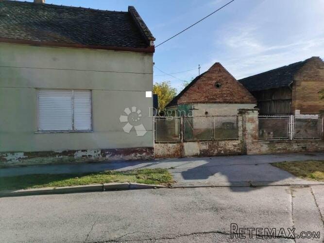 Izvrsna prilika! Kuća s dvorištem i pomoćnim objektima u Kne