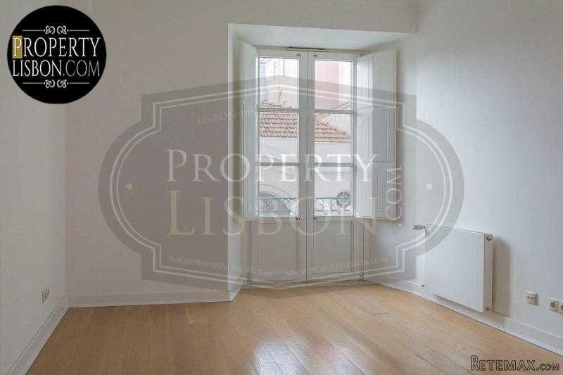 T3+1 Duplex Lisbon Apartment with..