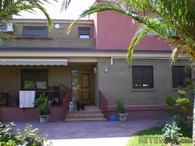 Villa in perfect condition, in the urbanization Bonanza..