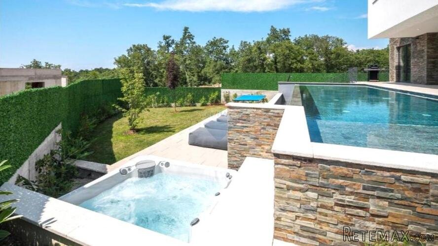 Istra,Kaštel-Samostojeća moderna vila - 3