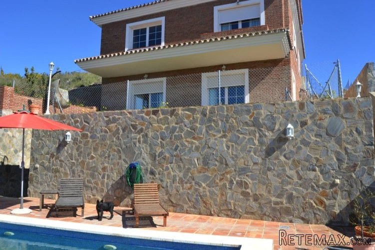 Detached villa of 300 square meters with pool 5 x 8 meters..