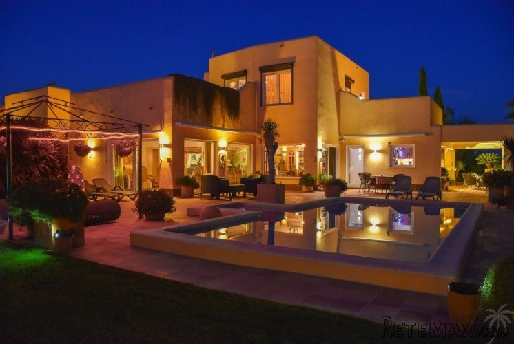 Modern Ibiza style home for sale in a plot of 13.225 m2.. - 5