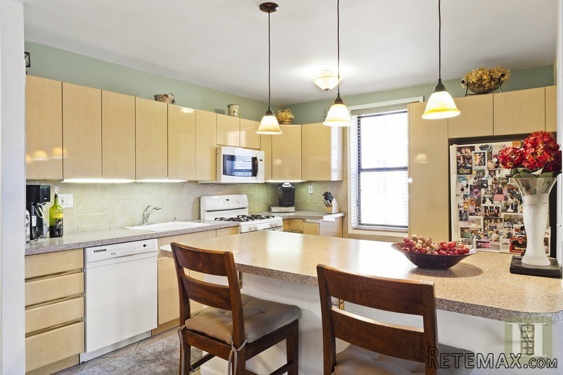 2 bedroom Apartment For Sale: 2550..