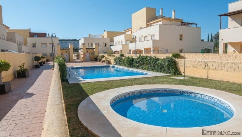 3 bedroom, 2 bathroom Apartment, (build..