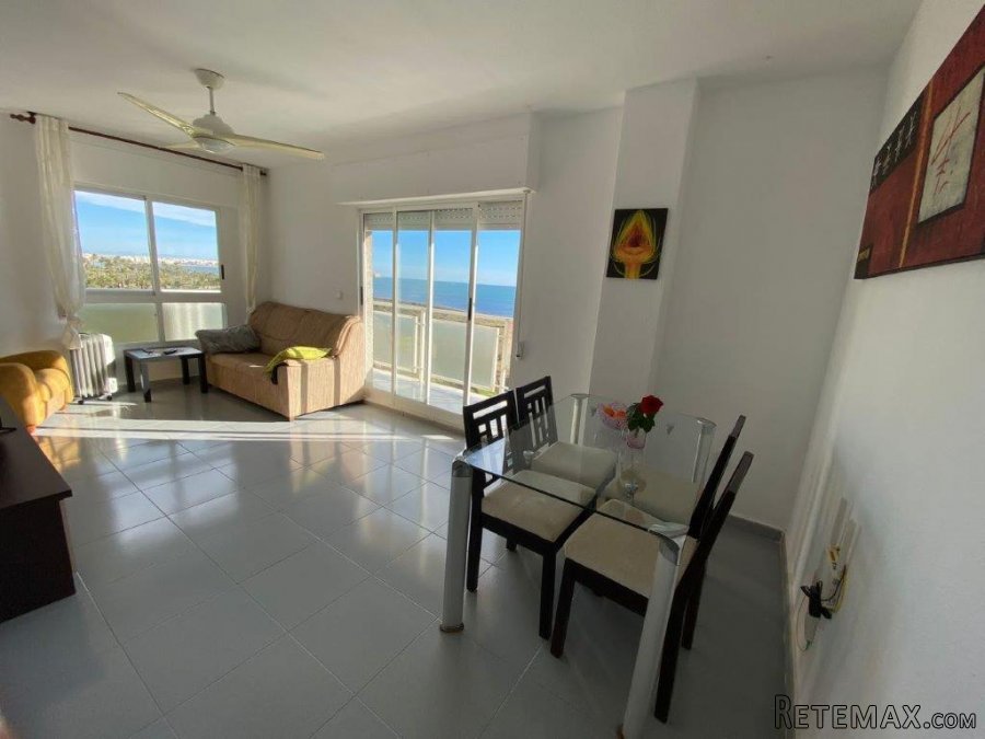 Bonito apartamento con vistas al mar en Punta Prima.La..