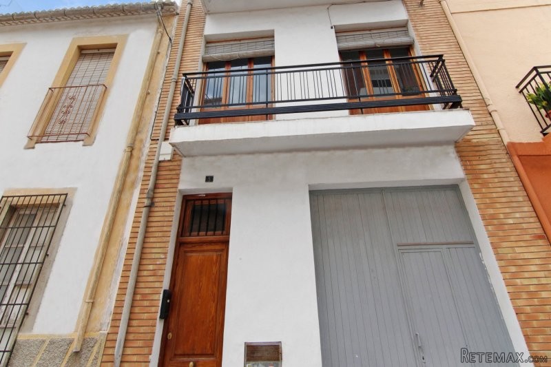 2 apartments and a garage in the centre..
