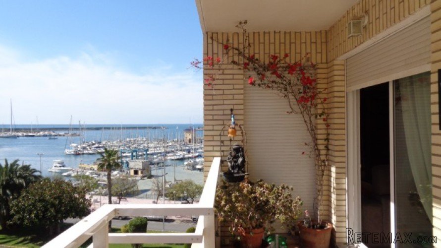 Apartamento en 4 planta con vistas laterales al mar y al..