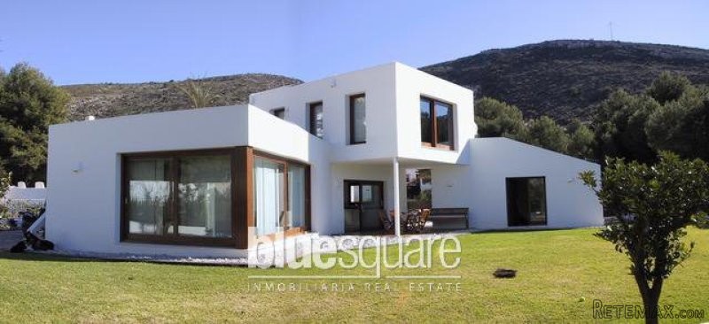 Villa at 700 meters from the beach in..