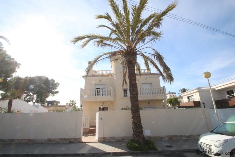 5 Bedrooms - Villa - Alicante - For Sale