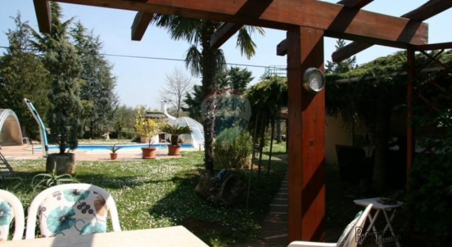 Brtonigla, lijepa kuća sa prekrasno uređenom okućnicom - 4