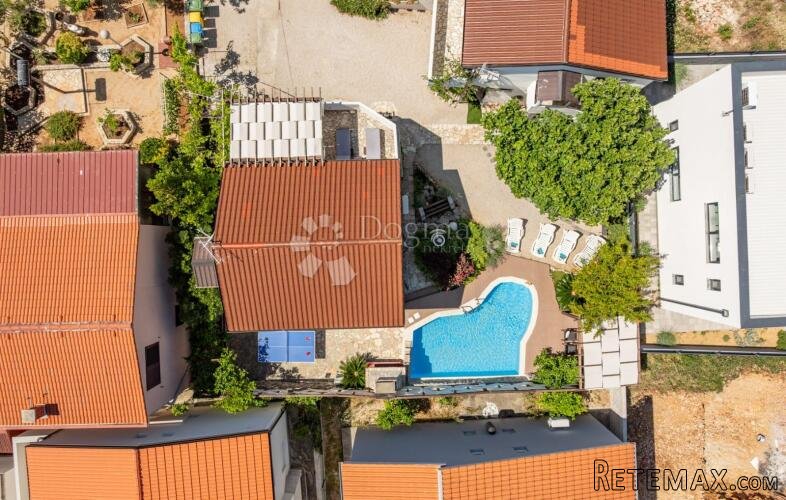 Tri apartmana s bazenom
