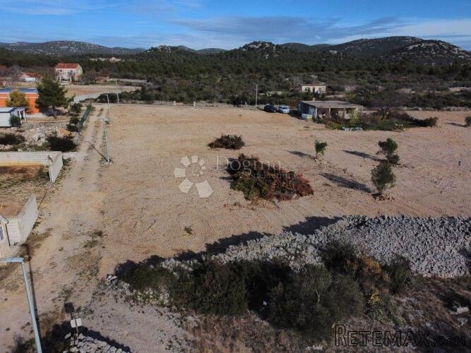PIROVAC- GRAĐEVINSKO ZEMLJIŠTE 680M2