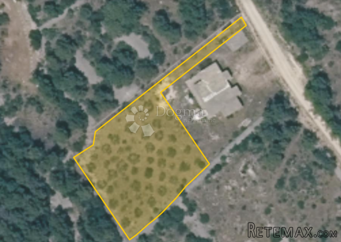 RAŽINE-GRAĐEVINSKO ZEMLJIŠTE 1620m2